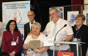 St Capraise de Lalinde : remise du trophée du bénévolat à Mme CLEMENT Jacqueline
